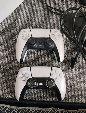 Ps5 slim Gigital mit Zwei contr lles  wie neu Bild 3