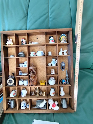 Sammlervitrine   Setzkasten mit Miniaturen und Dekoartikeln