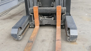 CAT NR20 Stapler Schubmaststapler 2000 Kg mit Freihub Bild 3