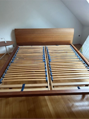 Bett aus Nussholz Bild 2