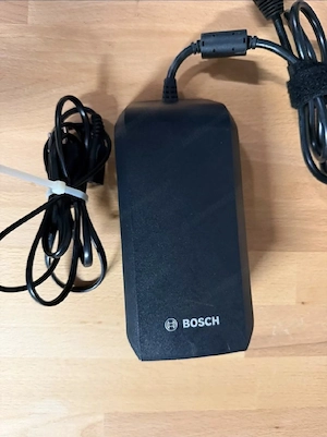 Bosch E-Bike Akku Ladegerät 36v 4A  bCS220 