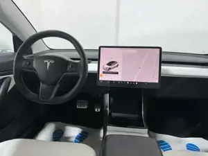 Tesla Model Bild 7