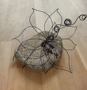 Deko Drahtblume auf Stein neu  Bild 2