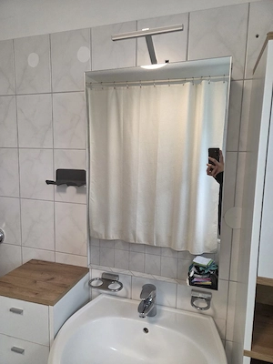 Badezimmer-Spiegelschrank mit Steckdose & LED - Weiß Bild 2