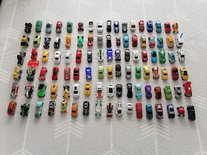 Über 100 Spielzeugfahrzeuge