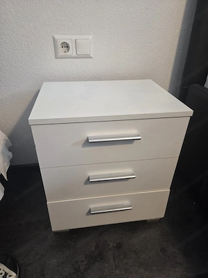 2 Stück Nachtkästchen mit 3 Schubladen Bild 2