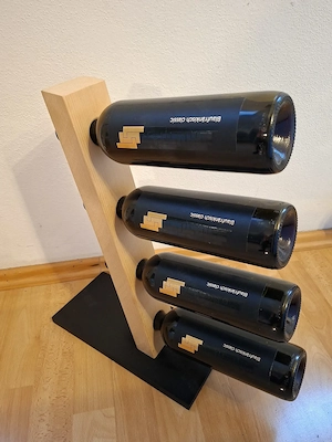 Ein Stillvoller Weinständer aus massivem Holz, handgefertigt mit 4 Weinflaschen inklusive Bild 3