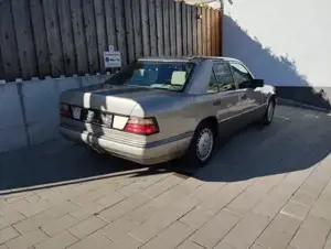 Mercedes E 300 W124 Bild 5