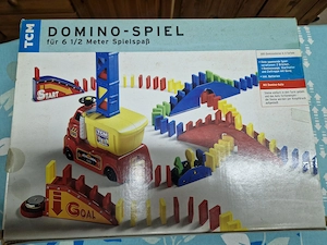 Dominospiel mit batteriebetriebenem Auto