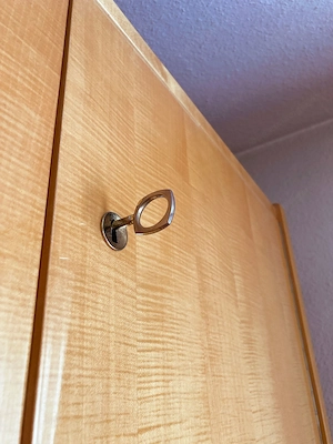 Kleiderschrank Kleiderkasten Vintage zu verschenken Bild 3