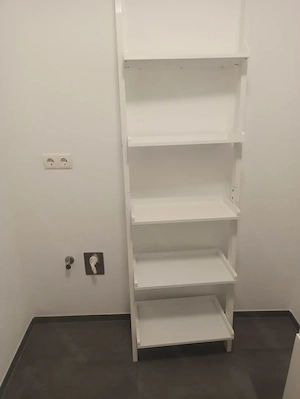 Verschenke hohes weißes Regal