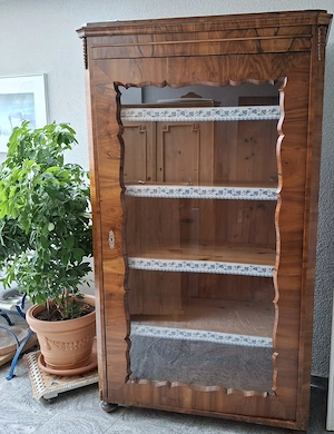 Nussholzschrank