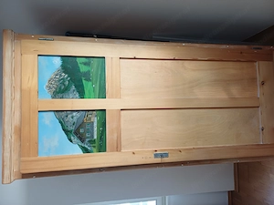 Vollholz Schrank mit  eingelegtem Ölgemälde, abgelaugt
