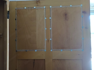 Antiker Vollholzschrank mit  eingelegtem Ölgemälde, abgelaugt Bild 3