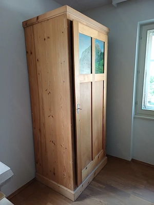 Antiker Vollholzschrank mit  eingelegtem Ölgemälde, abgelaugt Bild 2