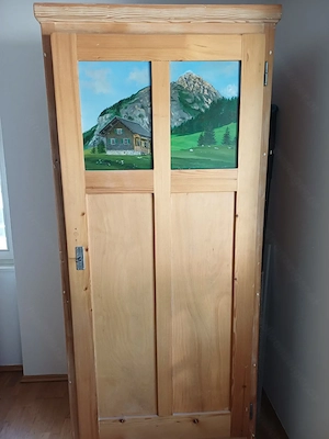 Vollholz Schrank mit  eingelegtem Ölgemälde, abgelaugt