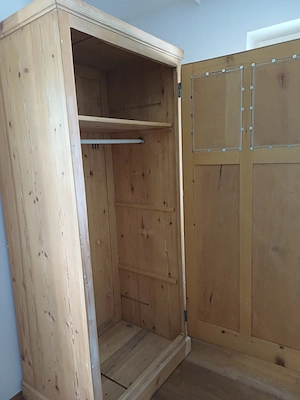 Antiker Vollholzschrank mit  eingelegtem Ölgemälde, abgelaugt Bild 4