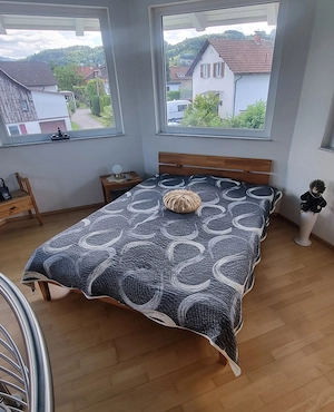 Bett mit Inhalt und Nachttisch zu verkaufen 
