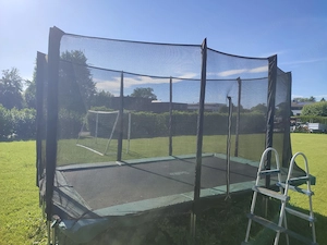 Trampolin 4 m x 2,5 m günstig abzugeben Bild 2