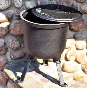 ANGEBOT BBQ Dutch Oven Eintopf handgefertigt mit Fuesse ca. 8l fuer Lagerfeuer Bild 3