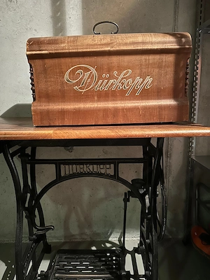 Wunderschöne Vintage-Nähmaschine mit Gußeisen-Fuß Bild 2