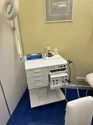 Komplette Fußpflege incl. Stuhl günstig abzugeben Bild 2
