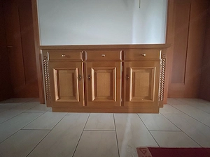 Verschenke Kasten in der Größe 150x31x85cm 