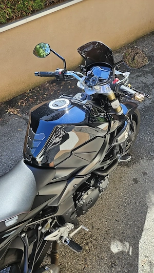 Suzuki GSR 750 Naked Bike Bild 2