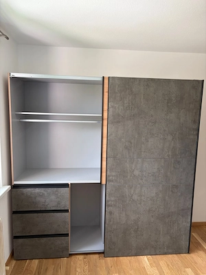 Kleiderschrank mit Schiebetüren  Bild 3