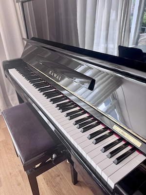 Kawai BL-31 Klavier, schwarz poliert, inkl. höhenverstellbarer Klavierbank, Top Zustand Bild 2