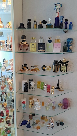 198 Stück Parfum   Parfüm Sammlung Miniaturen Mini Flakons   Flacons inkl. Glasvitrine Bild 2