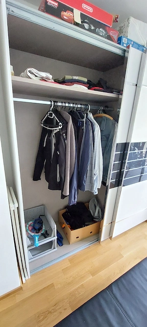 Kleiderschrank  Bild 2