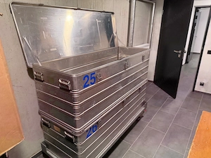 2 Zarges Alu Boxen mit Rollwagen stapelbar Bild 4