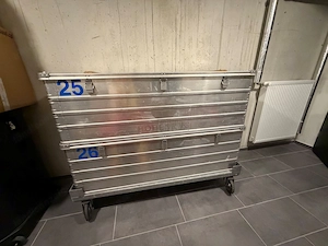2 Zarges Alu Boxen mit Rollwagen stapelbar