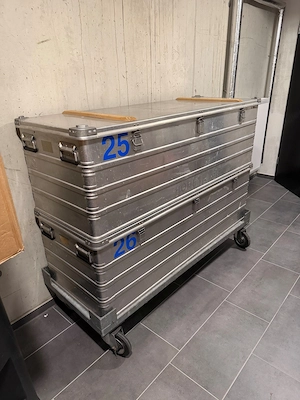 2 Zarges Alu Boxen mit Rollwagen stapelbar Bild 2