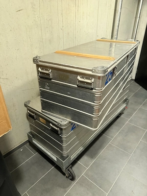 2 Zarges Alu Boxen mit Rollwagen stapelbar Bild 7