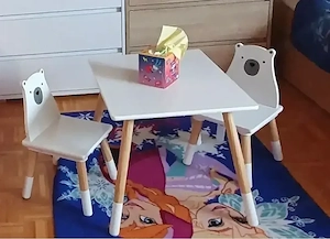 kindertisch mit stühlen