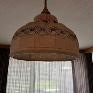 Hängelampe aus Stoff und Holz Bild 2
