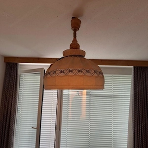 Hängelampe aus Stoff und Holz Bild 4