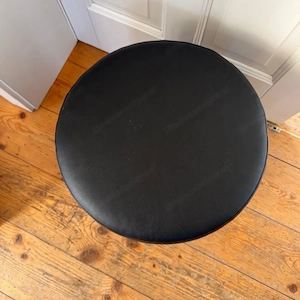 Hocker in schwarz Bild 2