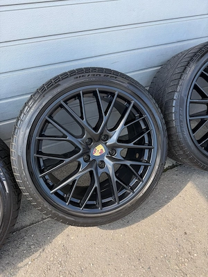Porsche 21 Zoll Alufelgen mit Winterreifen Bild 3