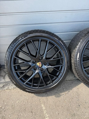 Porsche 21 Zoll Alufelgen mit Winterreifen Bild 2