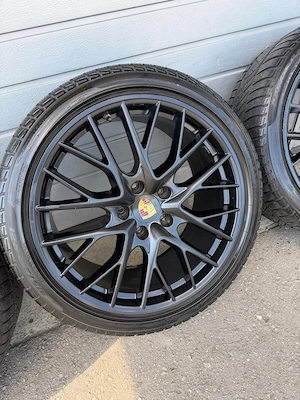 Porsche 21 Zoll Alufelgen mit Winterreifen Bild 4
