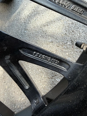 Porsche 21 Zoll Alufelgen mit Winterreifen Bild 9