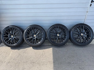 Porsche 21 Zoll Alufelgen mit Winterreifen Bild 5