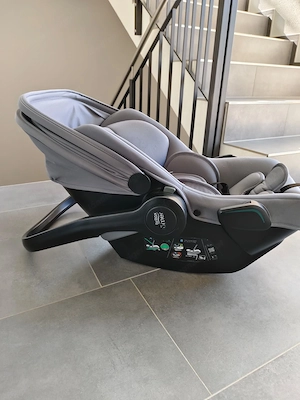 Britax Römer Safe Core Babyschale mit Basisstation Bild 2