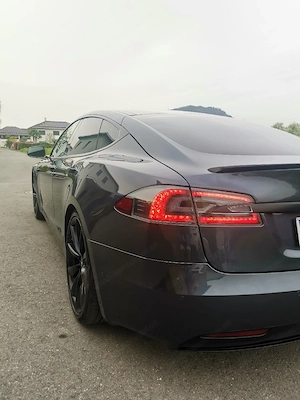 Tesla Model S 90D Bild 8