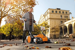 Eine professionelle Kehrmaschine mit gro er Arbeitsbreite und ger umigem Kehrgutkorb ist in der Bild 3