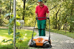 Eine professionelle Kehrmaschine mit gro er Arbeitsbreite und ger umigem Kehrgutkorb ist in der Bild 2