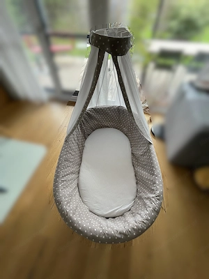 Stubenwagen mit abnehmbarem Himmel und neuwertiger Matratze (Nichtraucherhaushalt, keine Haustiere) Bild 5